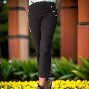 Olívia Sky women’s casual black pull on capris pants.  Size small.